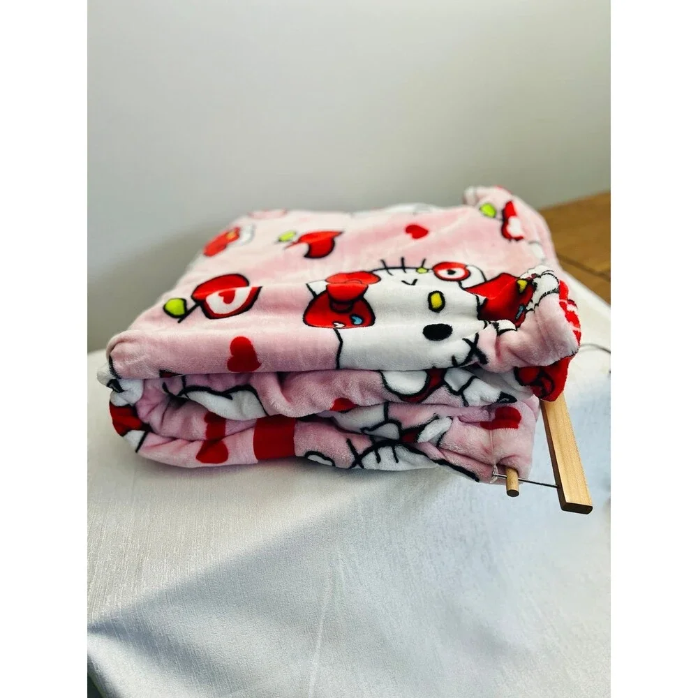 Hello Kitty Throw Blanket 60” x 70” NWT New Apple heart Pink cute gift